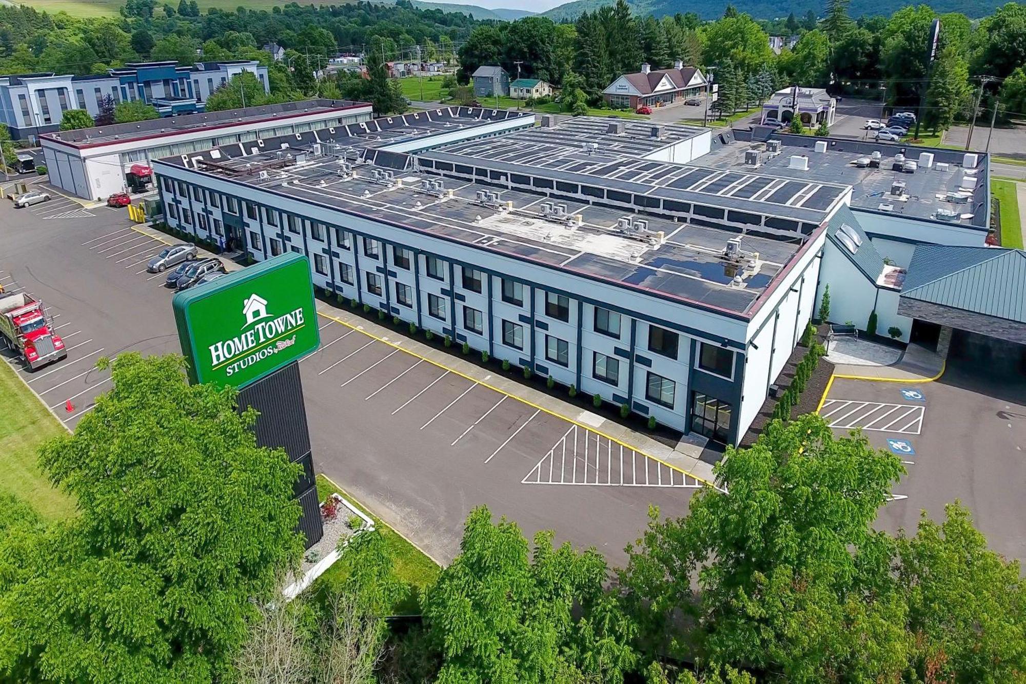 Hometowne Studios By Red Roof & Conference Center Cortland megye Kültér fotó